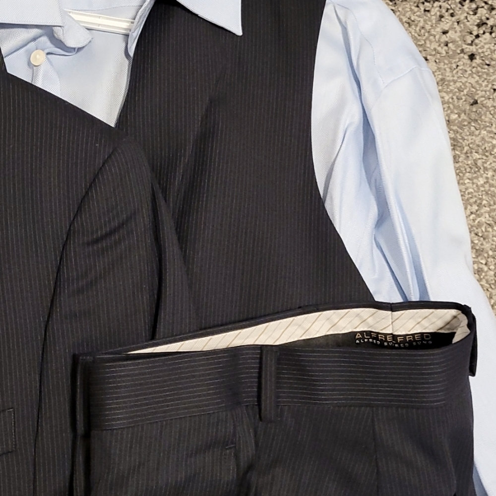 Navy pinstrip 4-peice suit excellent condition.
